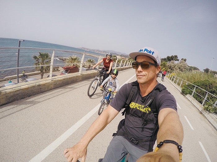 famille qui fait du vélo sur la piste cyclable du Parc Côtier de la Riviera dei Fiori "Area 24" en Italie