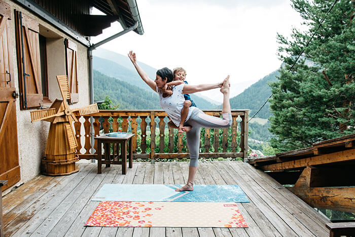 maman et enfant en séance de yoga chez eux, près de Nice