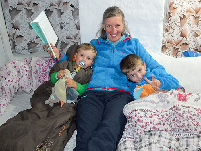 maman et ses enfants dans un refuge au népal