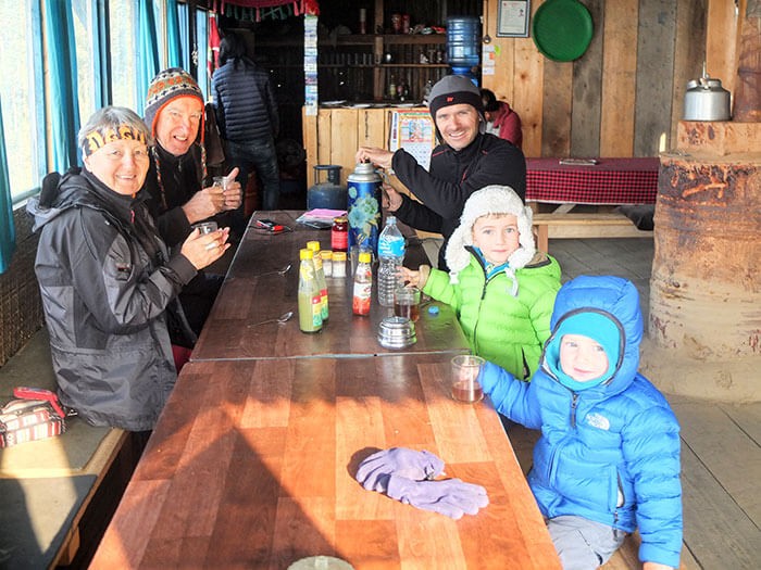 repas en famille dans un refuge au népal