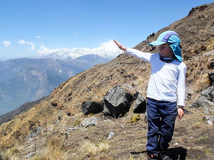 enfant en photo devant le Daulagiri au Népal