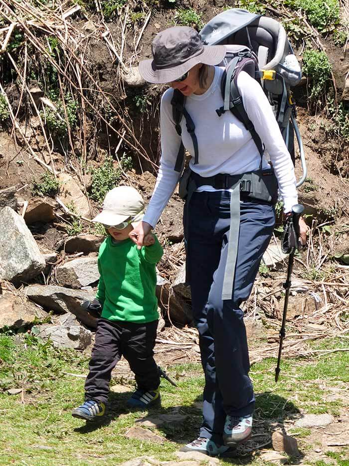 maman et son enfant sur un chemin lors d'un trek au Népal