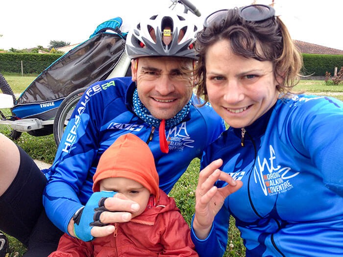 portrait de famille sur la piste cyclable proche d'Agen
