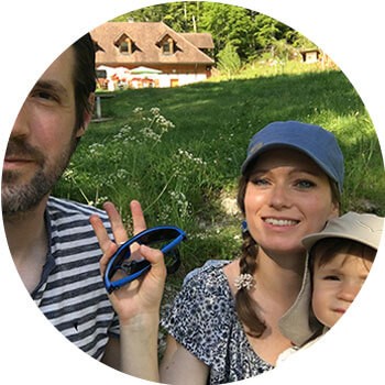 famille d'ambassadeurs des petits baroudeurs avec papa, maman et bébé