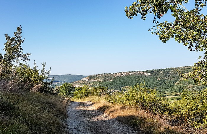 chemin dans la nature de la région du Lot sur l'itinéraire de Saint Jacques de Compostelle