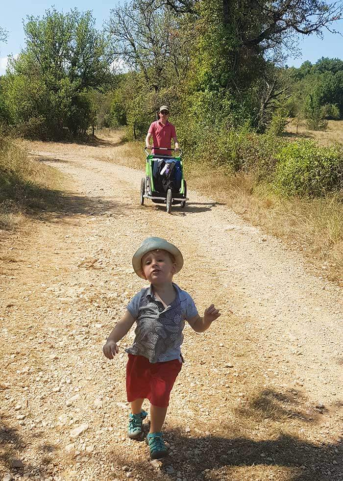 un papa et son fils sur un sentier de randonnée vers Corn