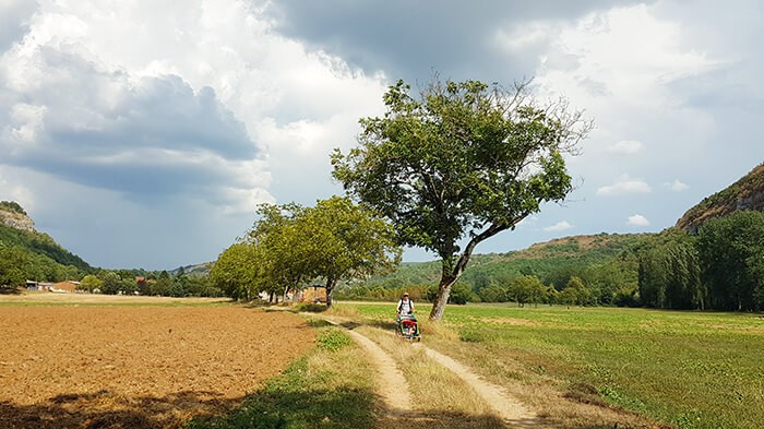 famille en randonnée sur un chemin dans la vallée de célé sur la route de Saint Jacques de Compostelle
