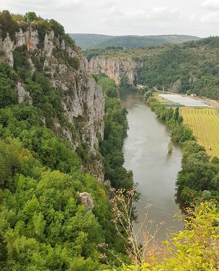 vue sur la rivière Lot depuis un sentier de randonnée sur le tracé de Saint Jacques de Compostelle