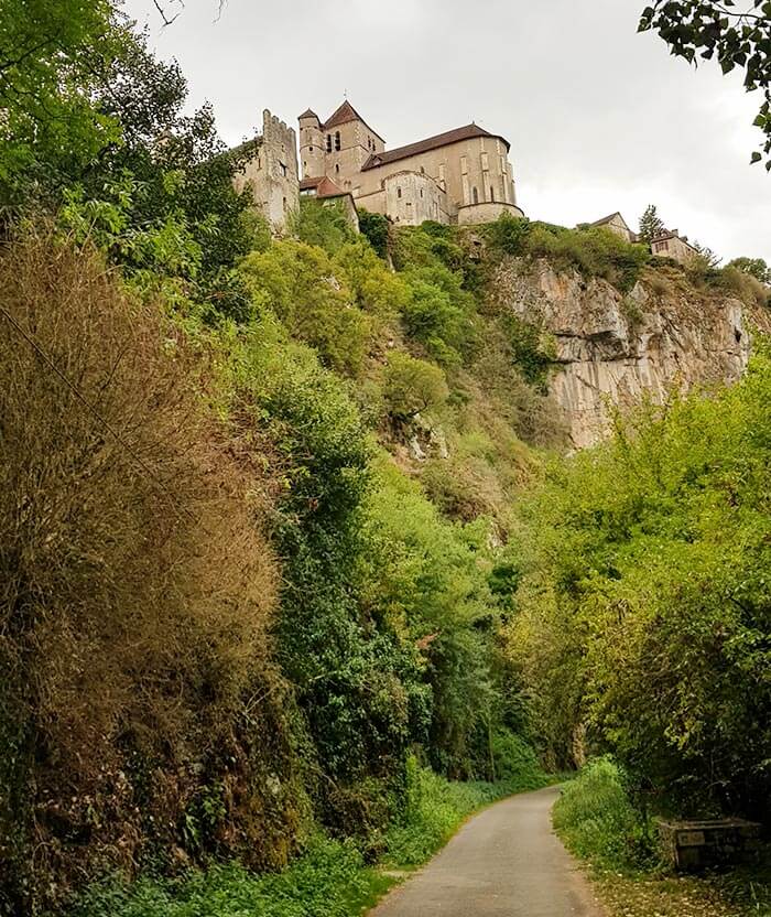 vue sur Saint Cirq Lapopie, village perché du lot sur le chemin de Saint jacques de Compostelle