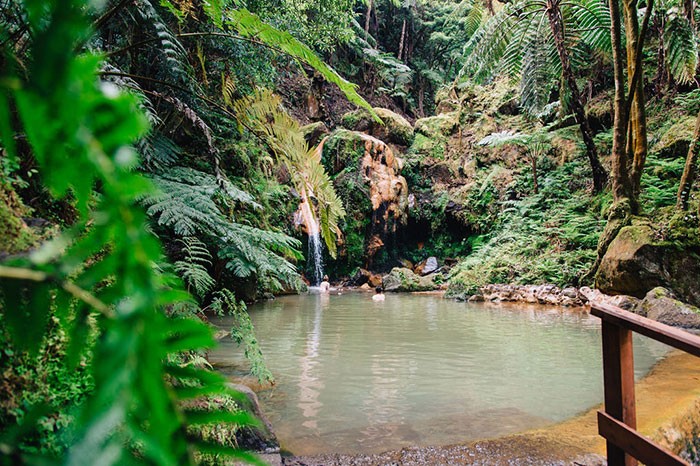 famille qui se baigne dans les sources chaudes de Caldeira Velha