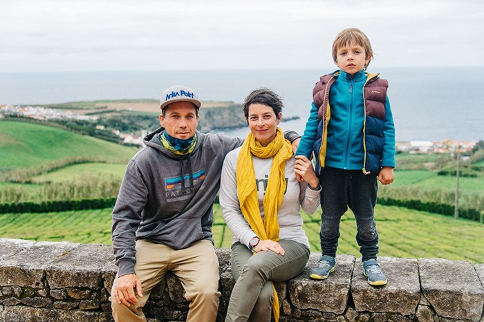 portrait de famille dans la plantation de thé de cha porto formoso aux Açores