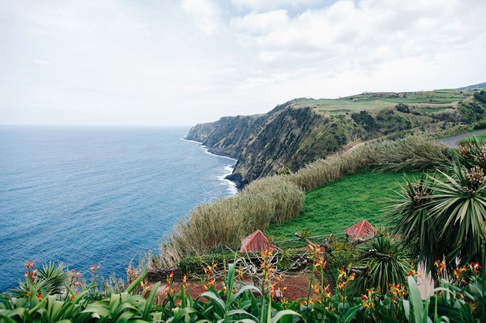 vue sur l'océan durant un road trip en famille dans le Nord Est de l'île de Sao Miguel aux Açores