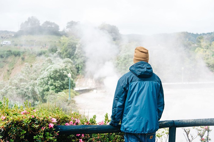 homme devant les fumerolles de Furnas aux Açores sur l'île de Sao Miguel