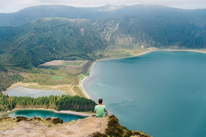 Homme regarde la vue sur le Lagoa Fogo aux Açores