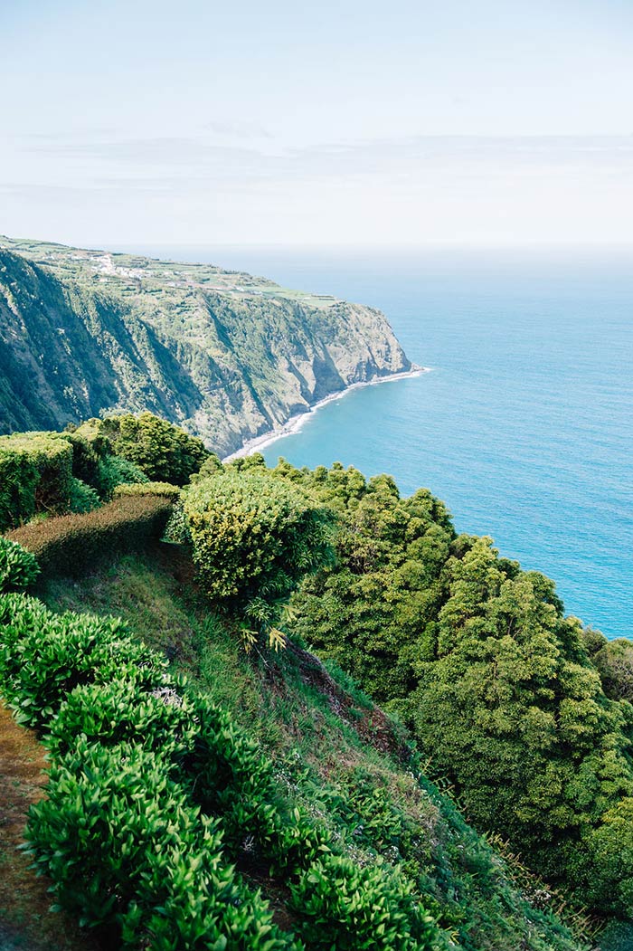 vue sur l'océan depuis la route du Nordeste sur l'île de Sao Miguel aux Açores