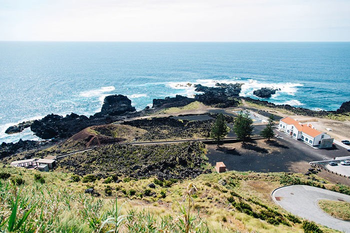 vue sur le site de Ferraria et ses thermes, sur l'île de Sao Miguel aux Açores