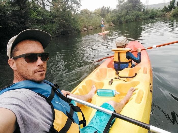 selfie d'une famille en activité kayak et paddle sur la rivière argens