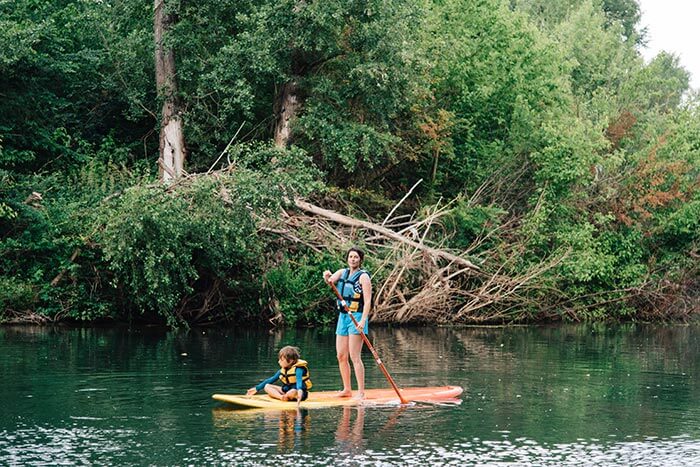 maman et son enfant sur un stand up paddle en riviere sur la côte d'Azur