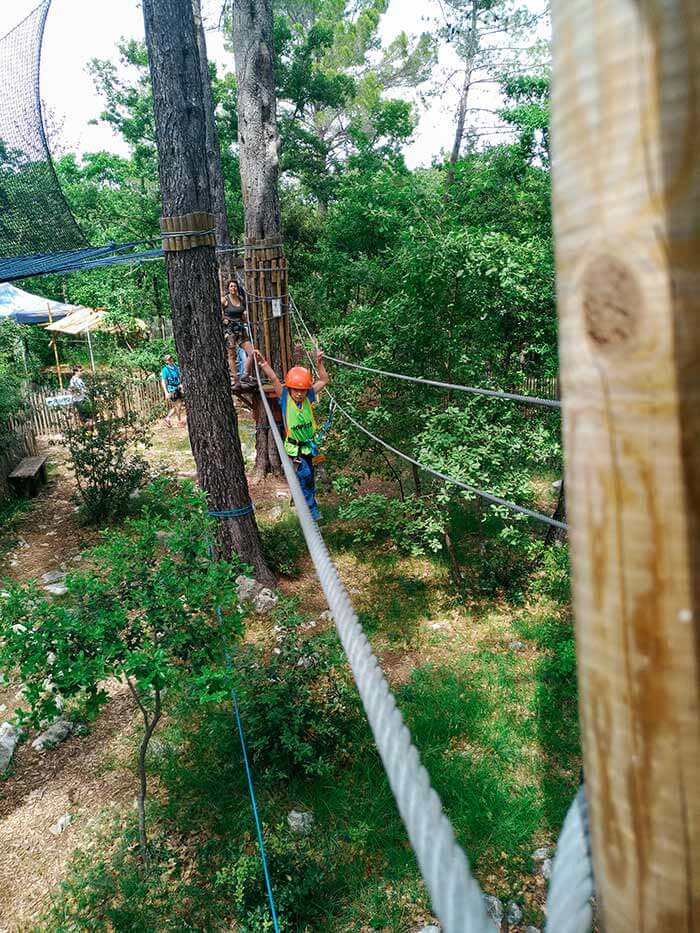 petit garçon dans l'accrobranche du Parcabout dans l'Estérel