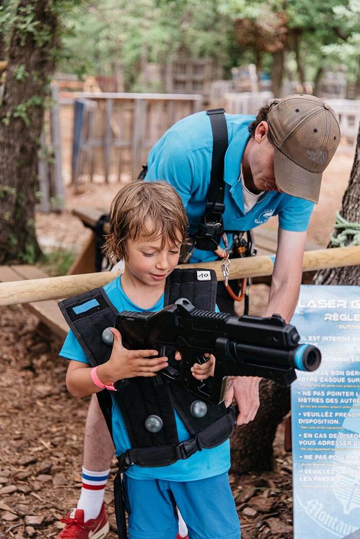 petit garçon en tenue de laser game dans le Parcabout de Montauroux