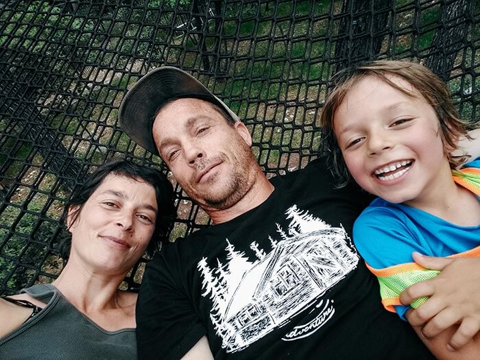 portrait de famille avec papa, maman et le fils dans les filets du parc d'activités parcabout à montauroux