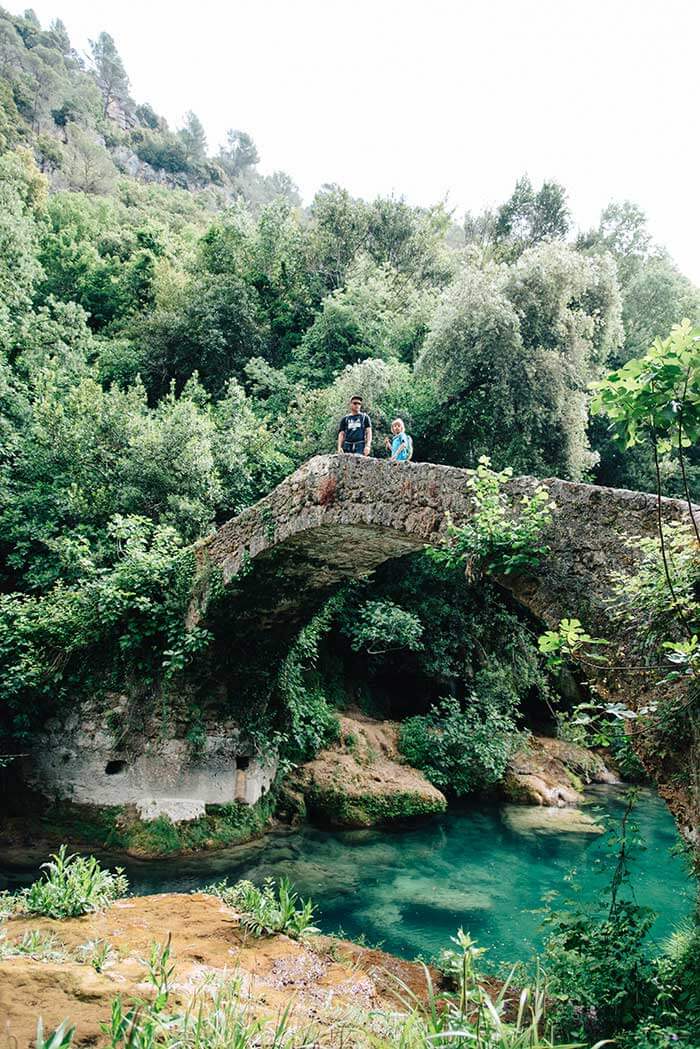 papa et son enfant sur un pont au dessus d'une rivière à montauroux dans le massif de l'Estérel