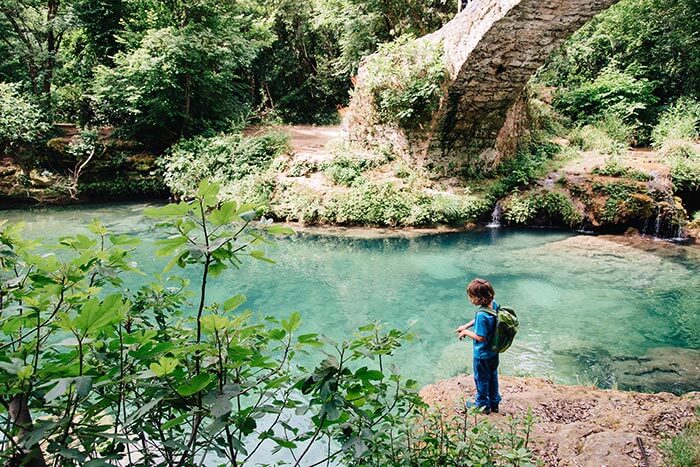 enfant au bord d'une vasque au pont des tuves (estérel)