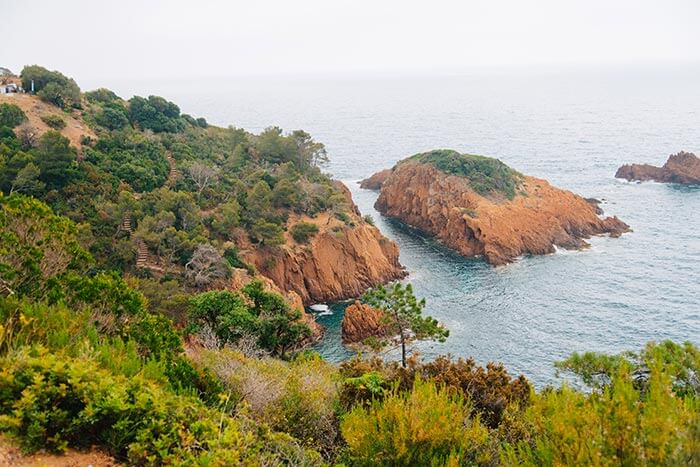 les rochers rouge du bord de mer sur la côte d'azur, vers fréjus