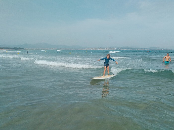 petit garçon qui fait du surf dans la baie d'Agay sur la côte d'Azur