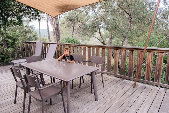 petit gaçon sur une terrasse en bois d'un bungalow du camping à fréjus