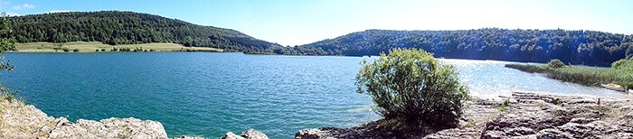 vue du lac de narlay dans le jura