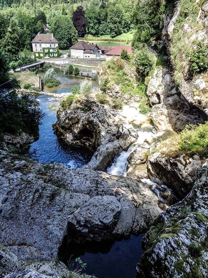 la rivière au niveau des pertes de l'ain