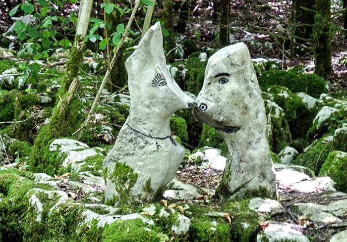 pierres en forme d'animaux sur le sentier de Malrochers