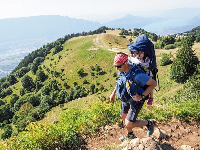 papa et sa fille portée dans le le porte bébé Deuter Kid Comfort Pro devant une belle vue en montagne