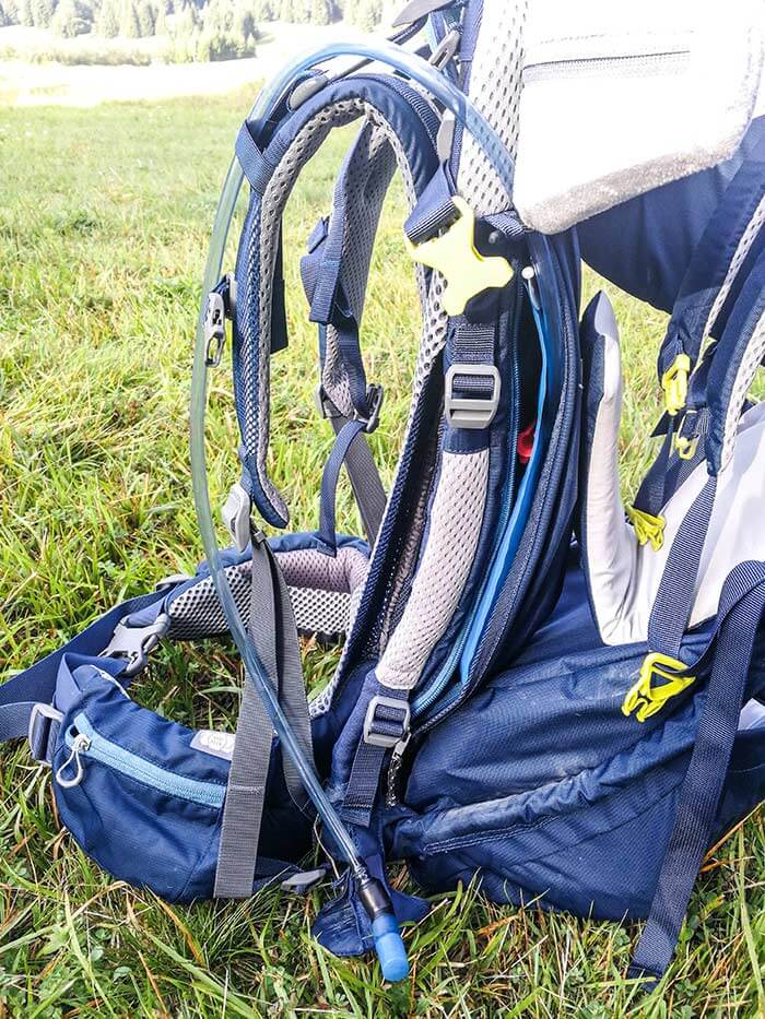 Détail du le porte bébé Deuter Kid Comfort Pro : la poche à eau