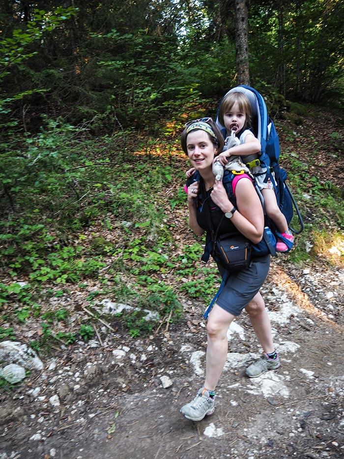 maman et sa fille portée avec le porte bébé Deuter KC Pro en rando