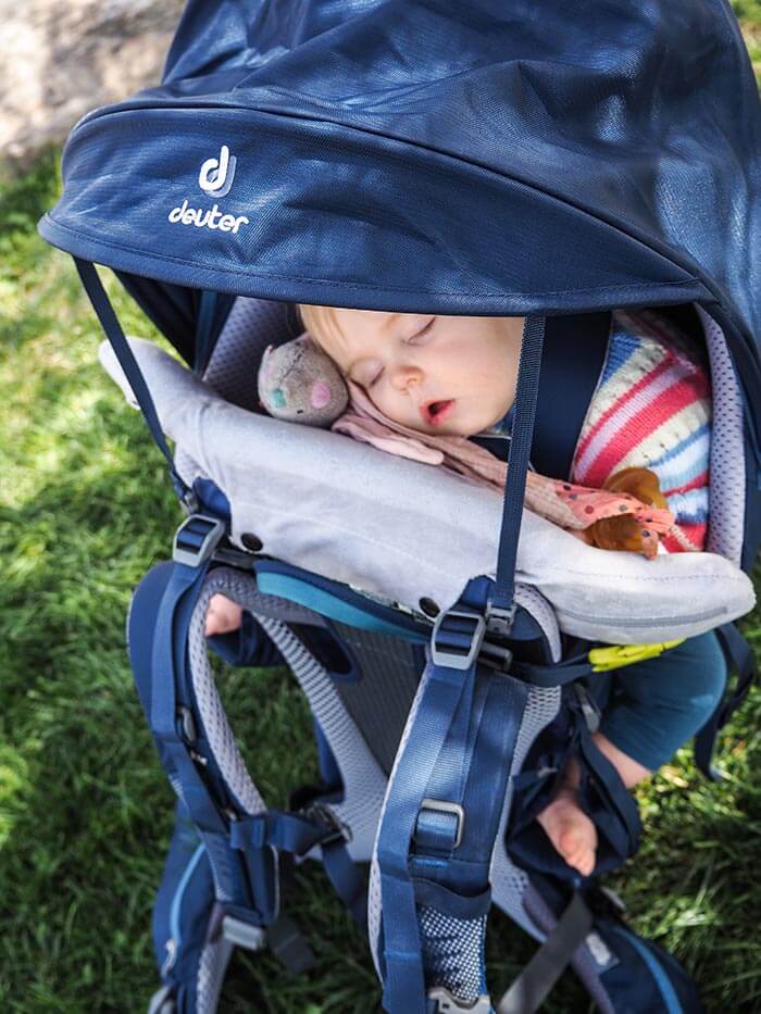 bébé qui dort dans le nouveau porte bébé Deuter Kid Comfort Pro