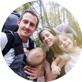 famille de 4 personnes : 2 adultes et 2 jeunes enfants en randonnée en montagne