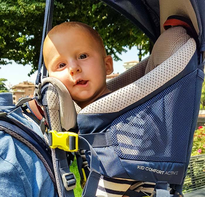 enfant de 1 an teste la mentonnière du porte bébé Deuter Kid Comfort Active 2019