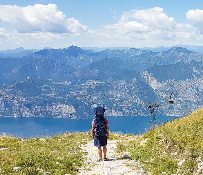 adulte en randonnée en montagne avec le porte bébé Deuter Kid Comfort Active 2019