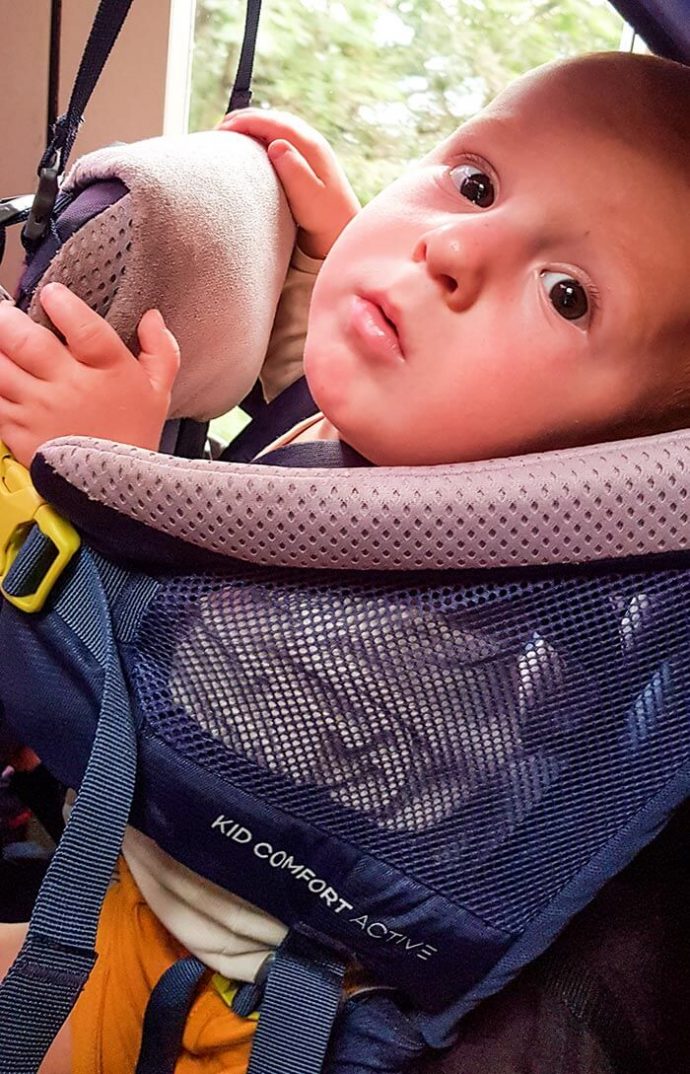 détail du harnais du porte bébé Deuter Kid Comfort Active 2019 avec le bébé à l'intérieur