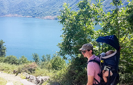 papa en randonnée au lac de come avec son marmot porté en porte bébé Deuter Kid Comfort Active 2019