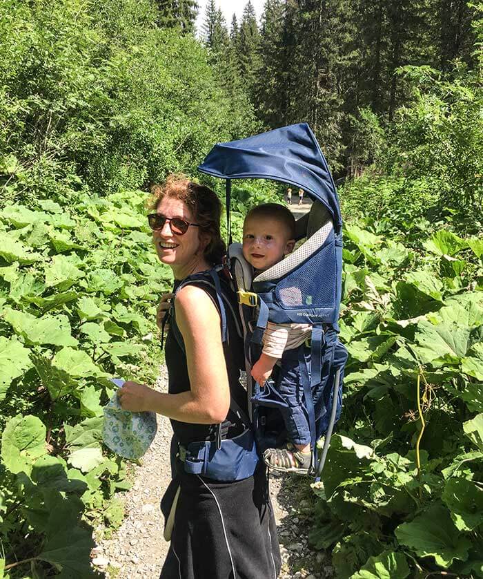 maman et son fils dans la nature, avec le porte bébé Deuter Kid Comfort Active