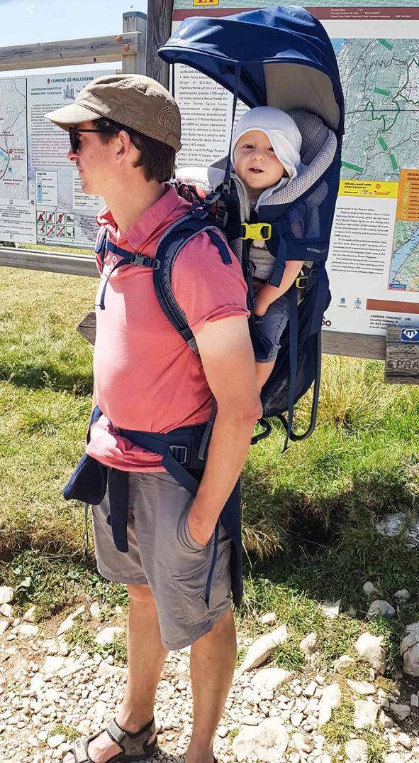 papa et son enfant en montagne avec le porte bébé Deuter Kid Comfort Active 2019