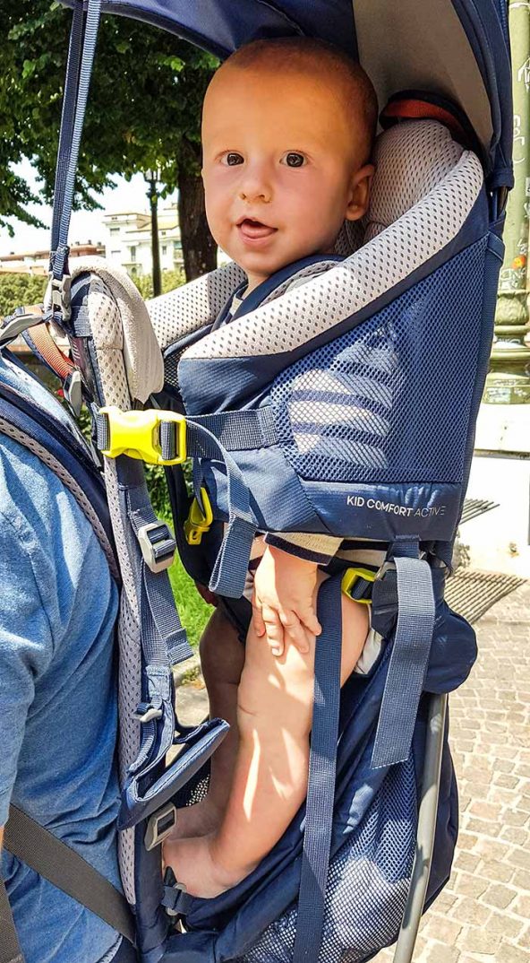 la position de l'enfant dans le porte bébéà armatures Deuter Kid Comfort Active 2019