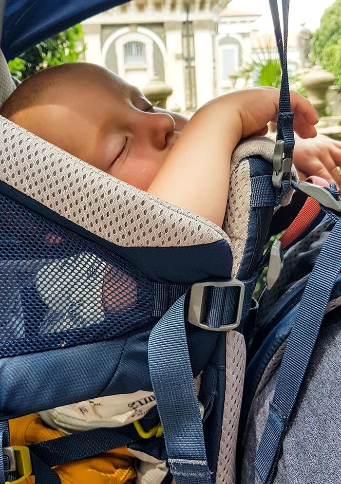 enfant qui dort dans le porte bébé de randonnée Deuter Kid Comfort Active 2019