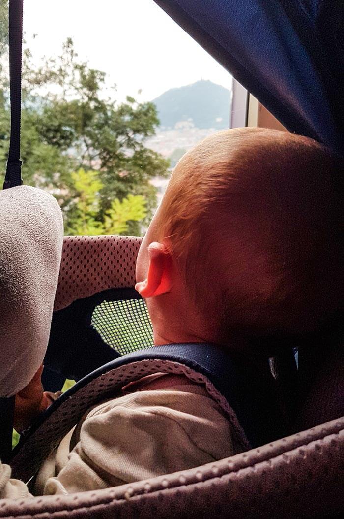 enfant qui regarde le paysage, installé dans son porte bébé Deuter Kid Comfort Active