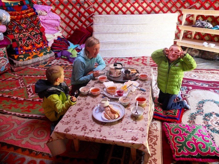 Famille intérieur dans yourte petit déjeuner chaud couleur Kirghizistan