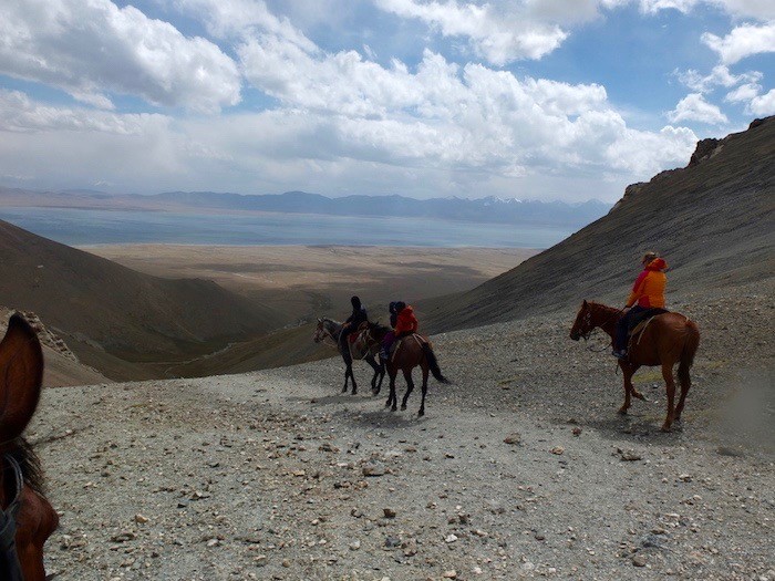 Balade cheval famille nature sauvage lac Chatyr Kul Kirghizistan 