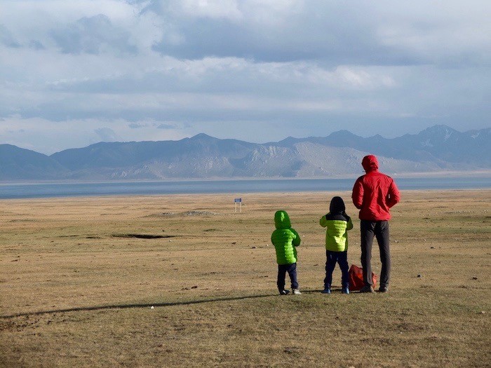 Famille enfants parents lac Chatyr Kul Kirghizistan doudoune